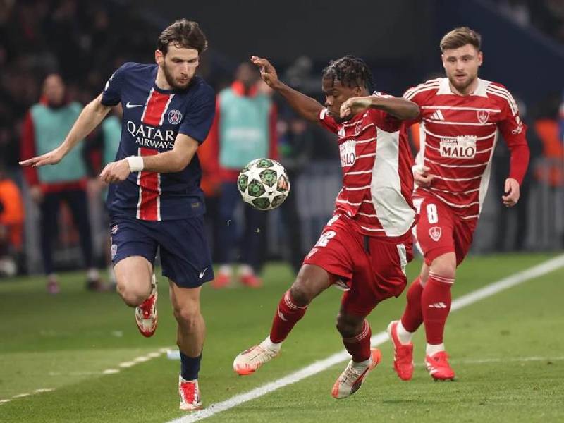 Kvaratskhelia fue uno de los anotadores en la paliza ante el Brest.