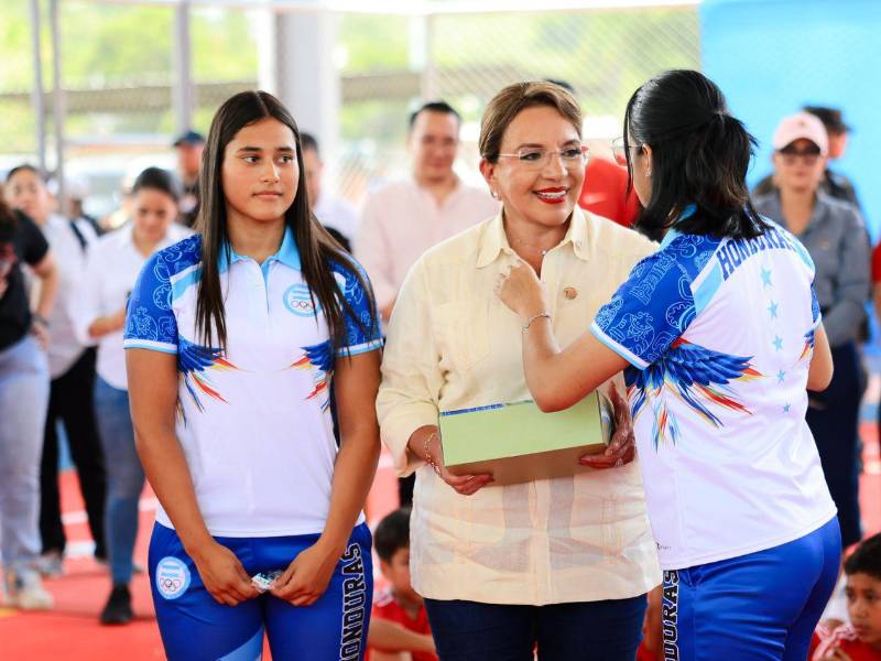La presidenta Xiomara Castro juramentó al equipo nacional de natación que representará a Honduras en los próximos juegos a celebrarse en Paraguay.