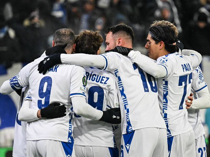 Los jugadores del Lech Poznan, entre ellos el hondureño Luis Palma, celebran uno de los goles del partido.