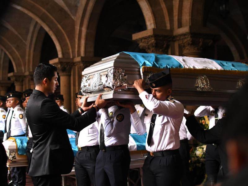 Integrantes de la Policía de Guatemala participan en las honras fúnebres por los nueve agentes asesinados por pandilleros de Barrio 18 en Ciudad de Guatemala, Guatemala.