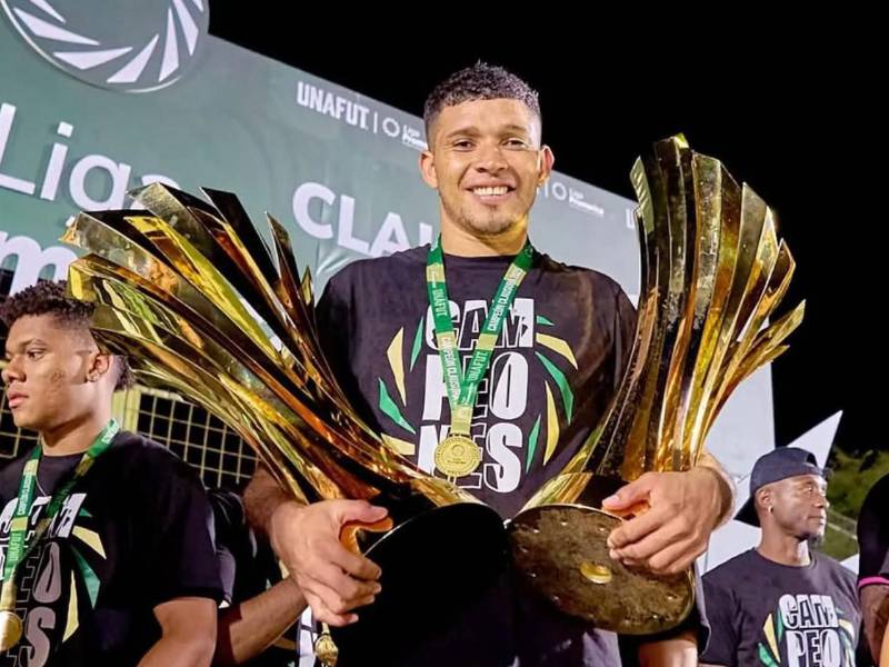 Montes es campeón siendo titular indiscutible con el Herediano de Costa Rica.