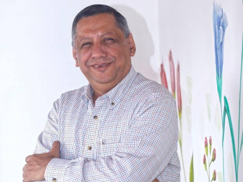 El periodismo hondureño y el ámbito académico atraviesan un momento de profundo dolor tras confirmarse el fallecimiento del reconocido periodista y docente René Orlando Gavarrete, ocurrido la mañana de este martes 10 de febrero. Su repentina partida ha generado conmoción entre colegas, estudiantes y exalumnos que lo recuerdan como un profesional íntegro y un maestro ejemplar.