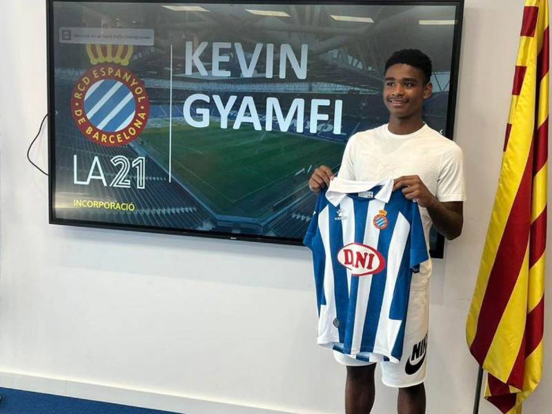 Kevin Gyamfi con la camisa del Espanyol de Barcelona.