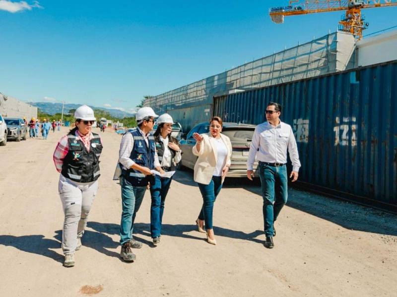 La presidenta saliente Xiomara Castro retomó su agenda el 14 de enero con la supervisión de la construcción del hospital regional del sur “María Josefa Lastiri” en Choluteca, una de las últimas obras que inspeccionó o inauguró antes de dejar el poder este martes 27 de enero.