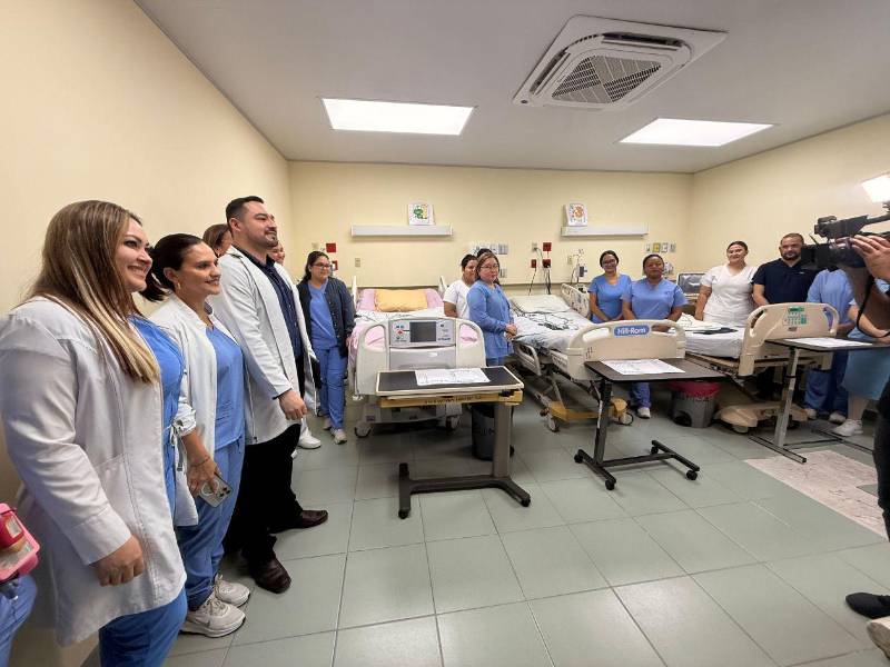 El director del hospital, doctor Edgardo Iraheta, dio la bienvenida al nuevo personal que se incorpora al centro asistencial y destacó que su llegada contribuirá a fortalecer la atención en las áreas más críticas.