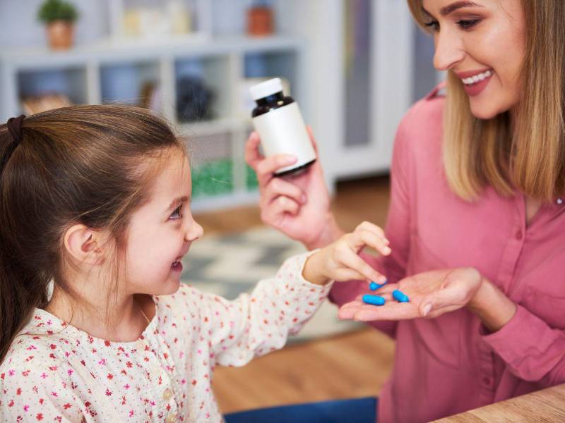 La evidencia disponible respalda precisamente un abordaje integral: intervención conductual, participación de los padres, colaboración con la escuela y, cuando está indicado por profesionales, tratamiento farmacológico.
