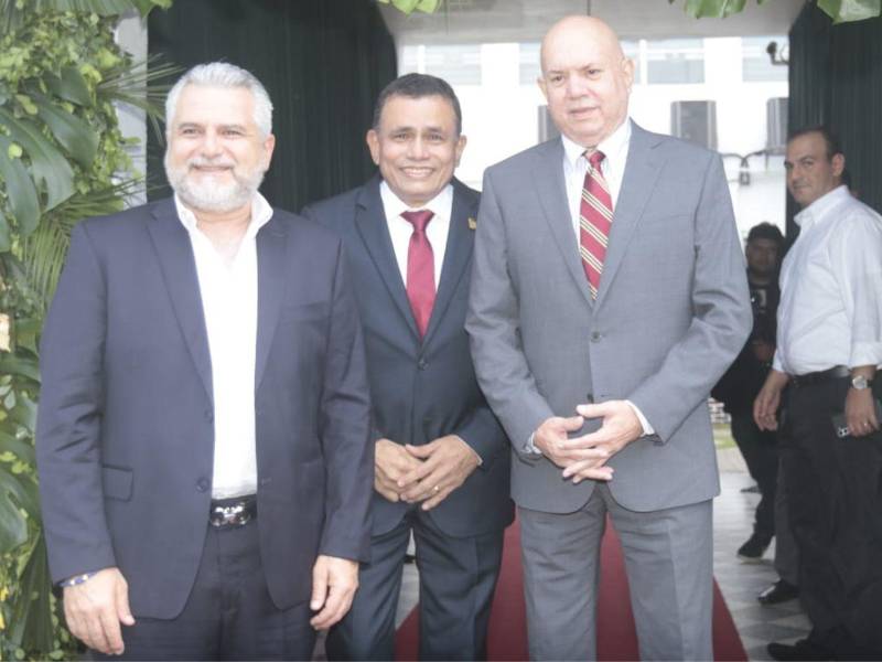 Júnior Burbara junto a José Antonio Rivera y Padilla Sunseri.