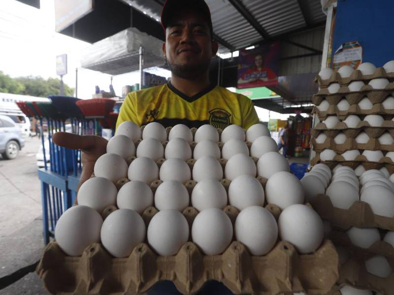 Roberto García, empleado del establecimiento Inversiones Reyes Rodríguez en el mercado Dandy de San Pedro Sula, muestra a periodistas de Diario La Prensa una caja o cartón de huevos de 30 unidades, cuyo precio es de L95.