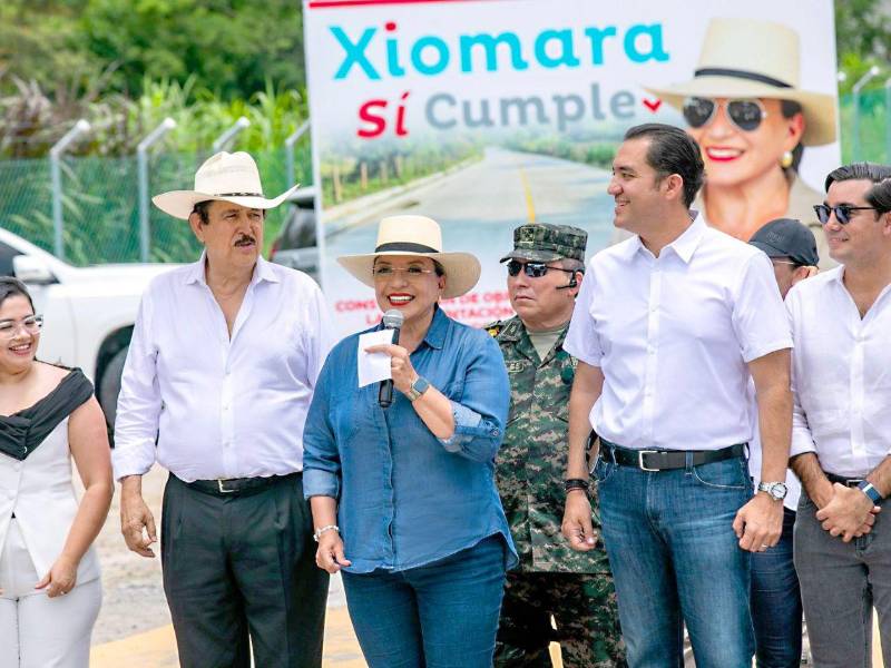 El expresidente Manuel Zelaya y la mandataria Xiomara Castro en la inauguración de la carretera.
