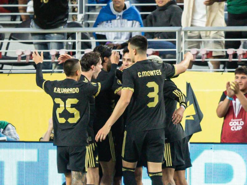 Jugadores de México celebrando el gol de Raúl Jiménez.
