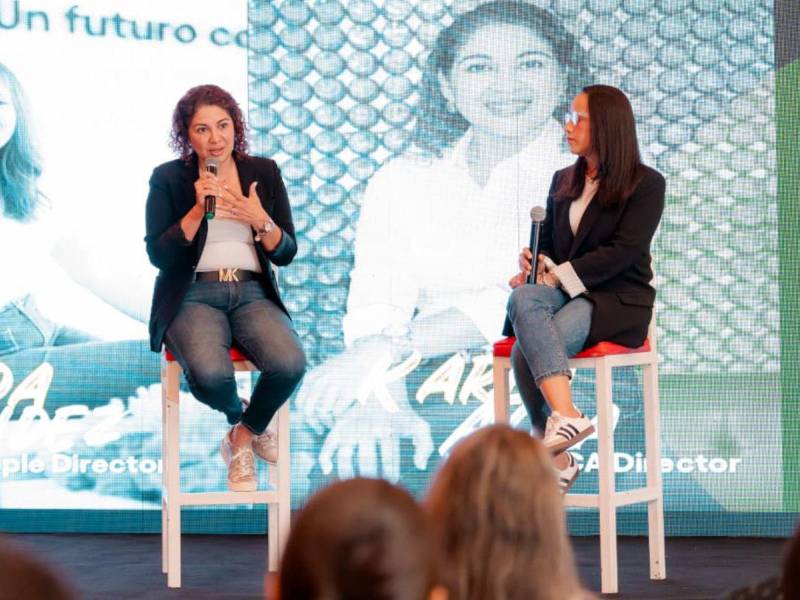 Karla Ávila, directora legal y asuntos corporativos de Cervecería Hondureña, conversa, junto a Yolanda Méndez, con los jóvenes profesionales que asistieron al Talent Fest.