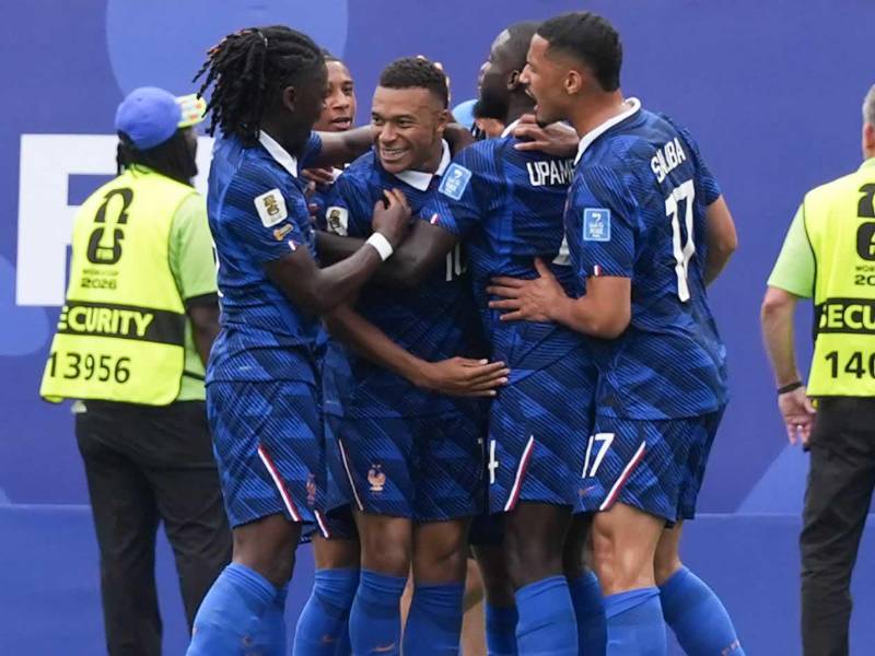 Kylian Mbappé celebrando con sus compañeros el golazo contra Irak.