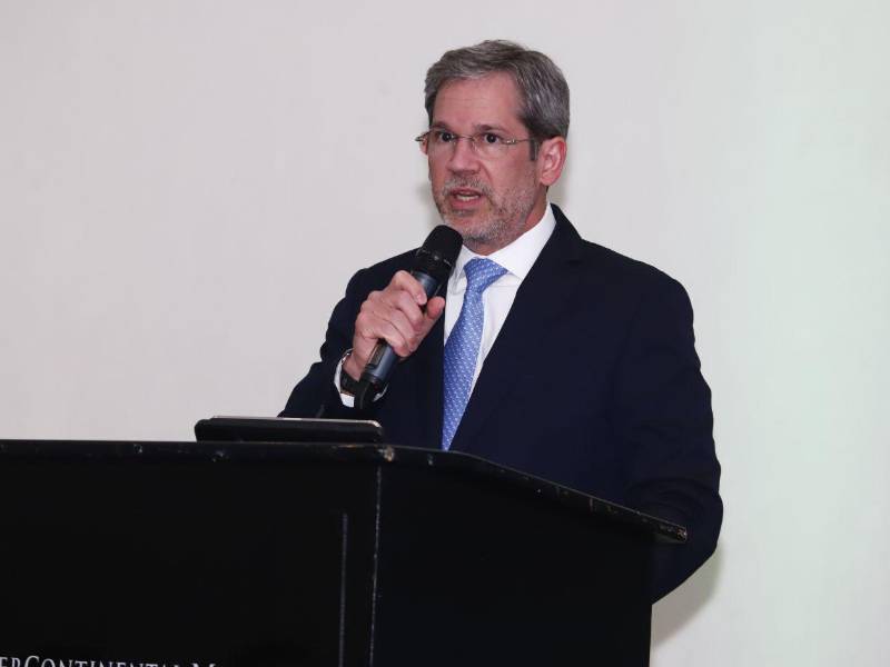Jorge González, gerente general de Banco LAFISE Honduras, subrayó la necesidad de contar con información confiable y asesoría especializada ante la rapidez con la que cambian los mercados globales.