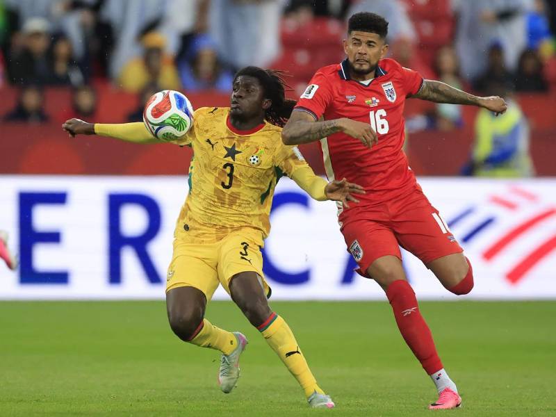 Caleb Yirenkyi de Ghana disputan el balón con Andrés Andrade de Panamá.