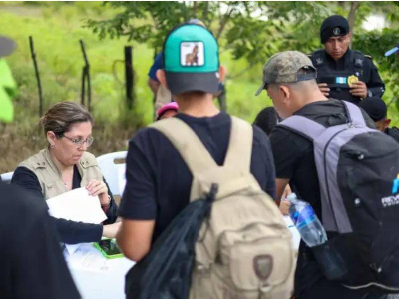 Los hondureños dejaron su país la noche del domingo y autoridades de migración de Guatemala reportaron que ya pasaron la zona fronteriza guatemalteca.