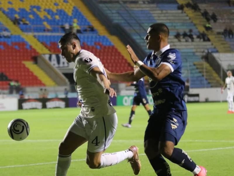 José Alejandro Reyes del Motagua en la disputa del balón.
