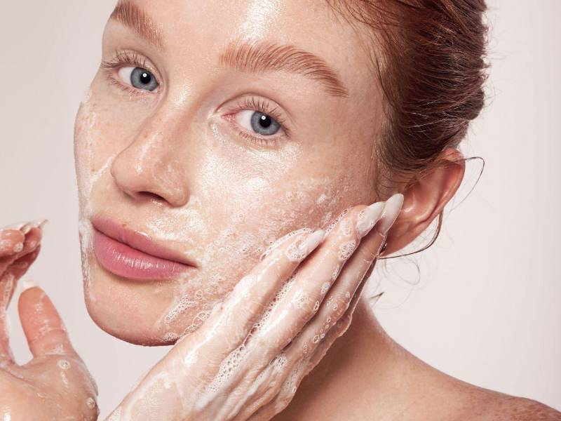 Rocío López, divulgadora en redes sociales de belleza y cuidado de la piel, es una de las prescriptoras de la importancia de una limpieza adecuada de la piel como antesala de cualquier tratamiento.