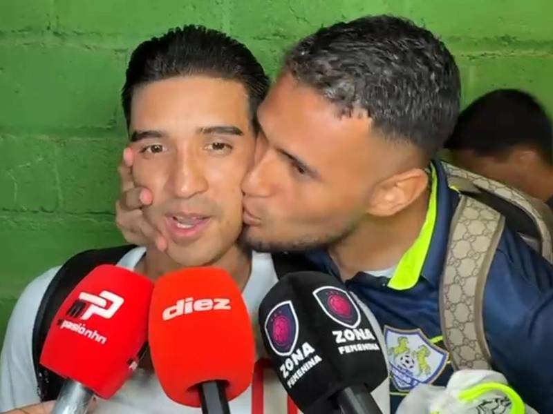 El tremendo beso de Alex López que sonrojó a Michaell Chirinos en plena entrevista.