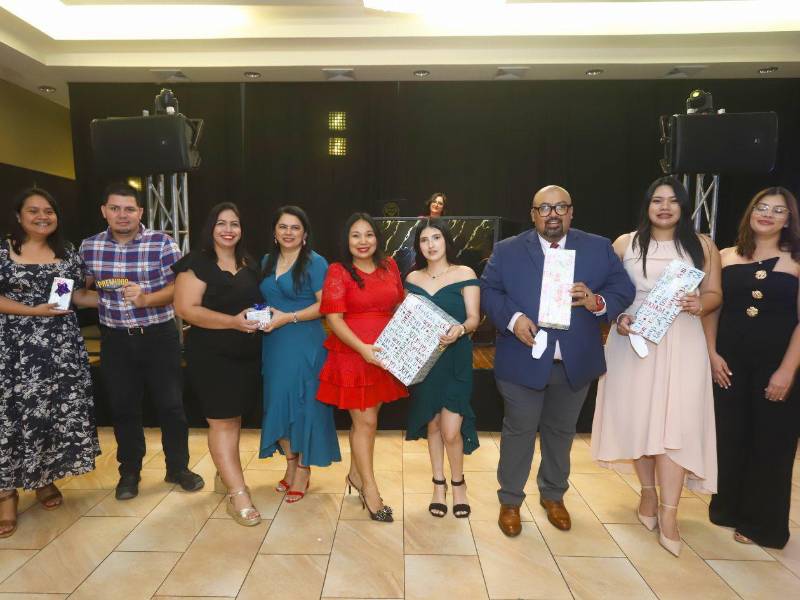 Los colaboradores ganaron muchos premios en diversas actividades realizadas durante la velada.
