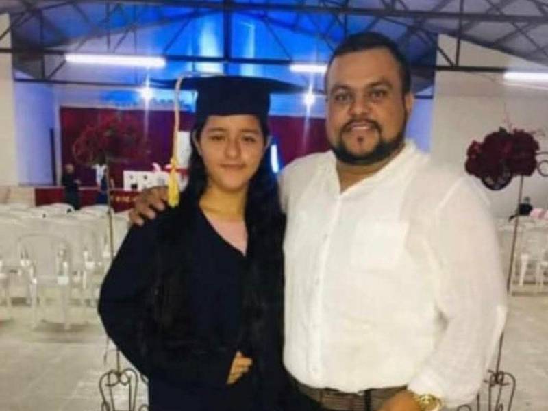 Foto en vida de Angie Delcid Domínguez, hija del locutor Wilmer Gálvez, quien acá la abraza.