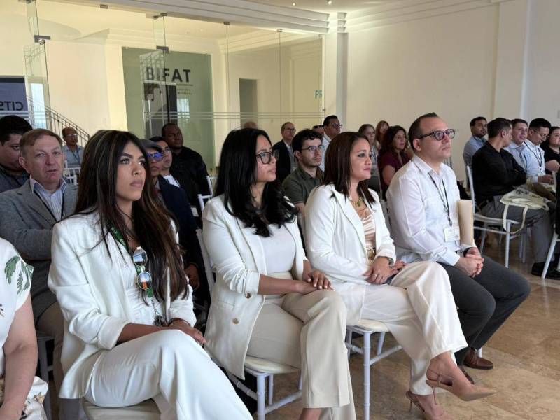 Estudiantes de la Escuela de Postgrado UTH que presentan sus Papers durante ICITS ‘26.