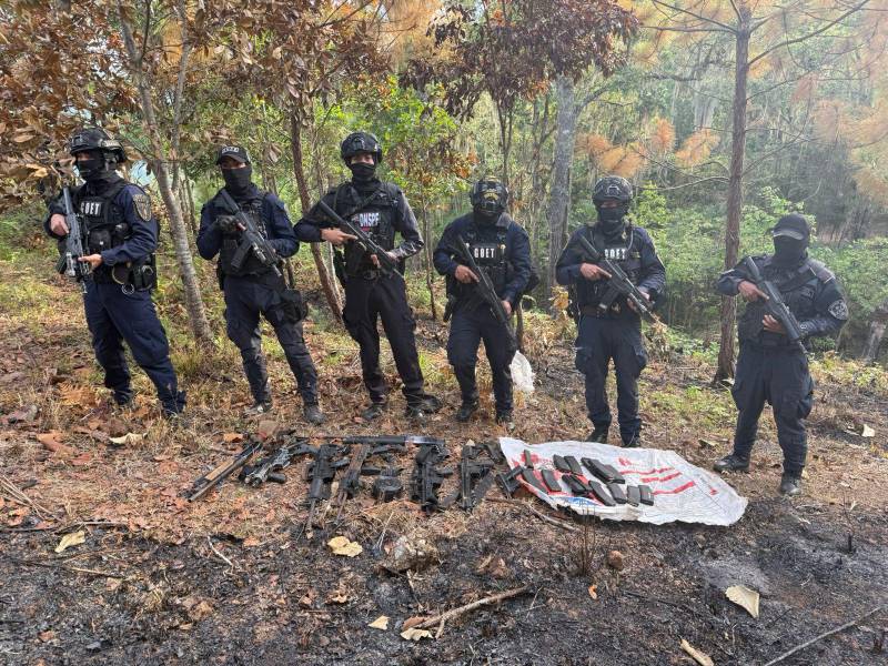 Arsenal de armas decomisadas a presunto encargado logístico del cartel del Diablo.
