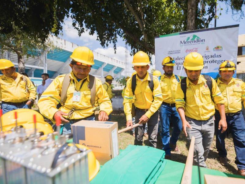 Los brigadistas reciben con emoción las herramientas que les permitirán luchar contra los incendios forestales en El Merendón.
