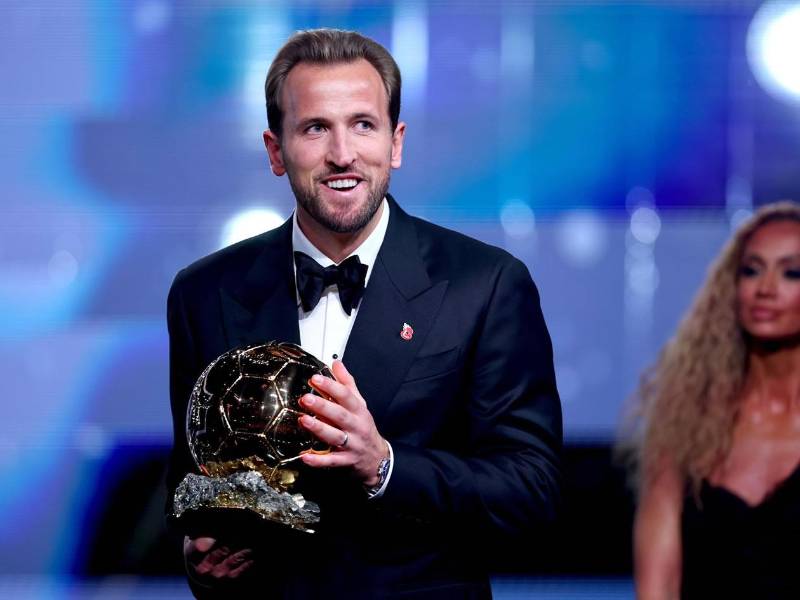 Harry Kane, feliz con su Balón de Oro al mejor futbolista del mundo en 2026.