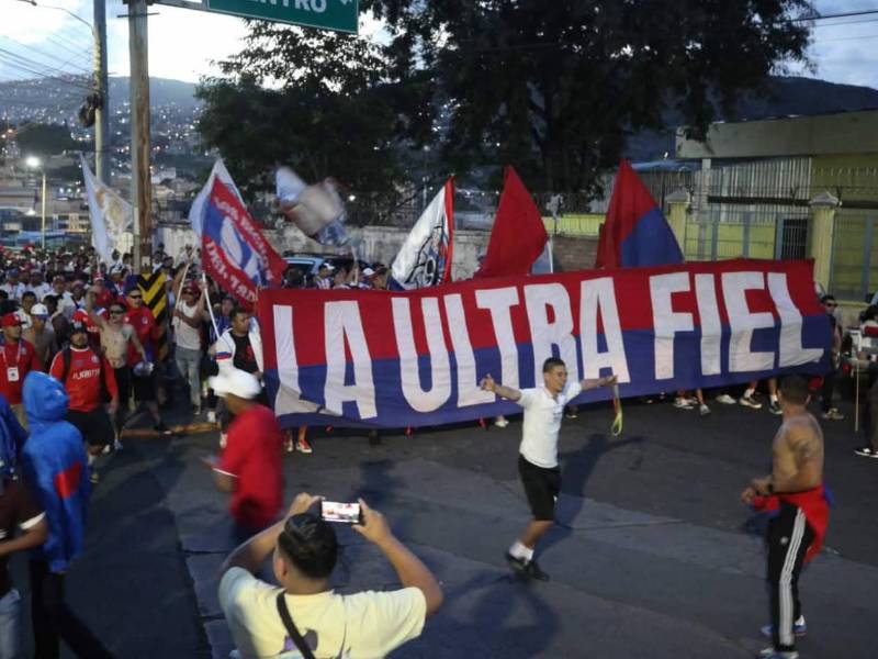 La barra Ultra Fiel del Olimpia en los alrededores del estadio Nacional de Tegucigalpa.