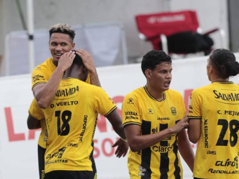 Jugadores del Real España celebrando el golazo de Darixon Vuelto.