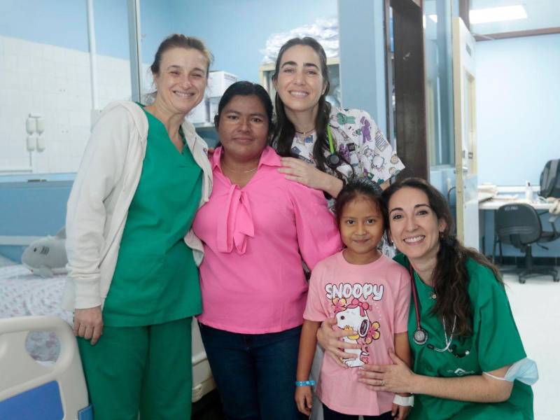 Voluntarias españolas que integran la brigada comparten con Mileydi y su madre minutos antes de recibir el alta médica.