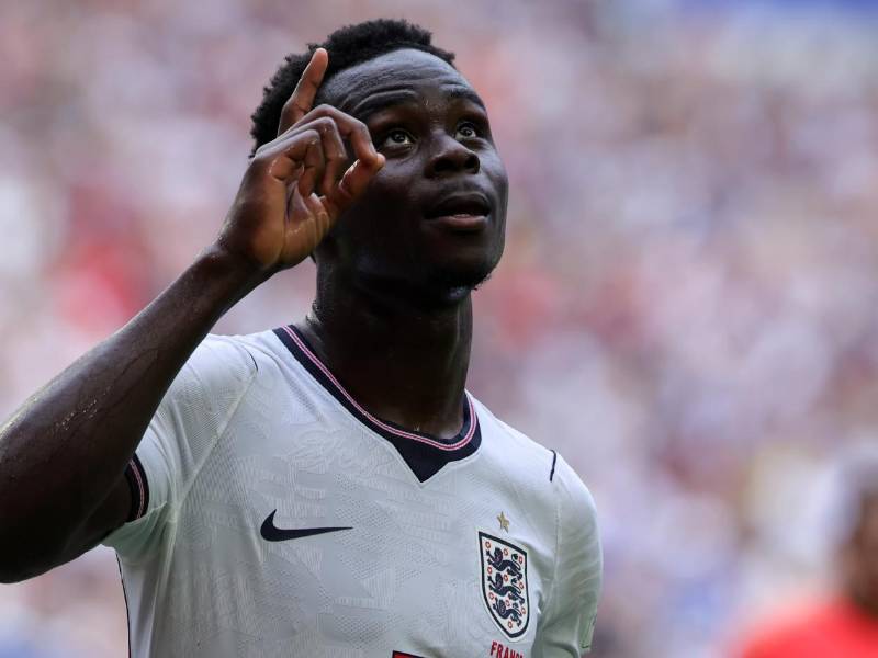 Saka se destapó con un hat-trick en el duelo disputado entre ingleses y franceses en Miami.