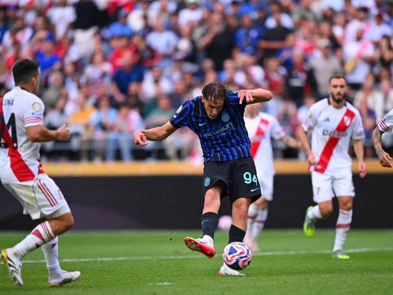 Francesco Esposito marcando el primer gol del Inter de Milán.