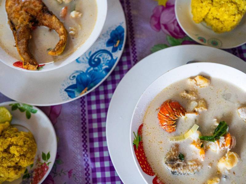 Sopa Machucha con mariscos y plátanos machacados.