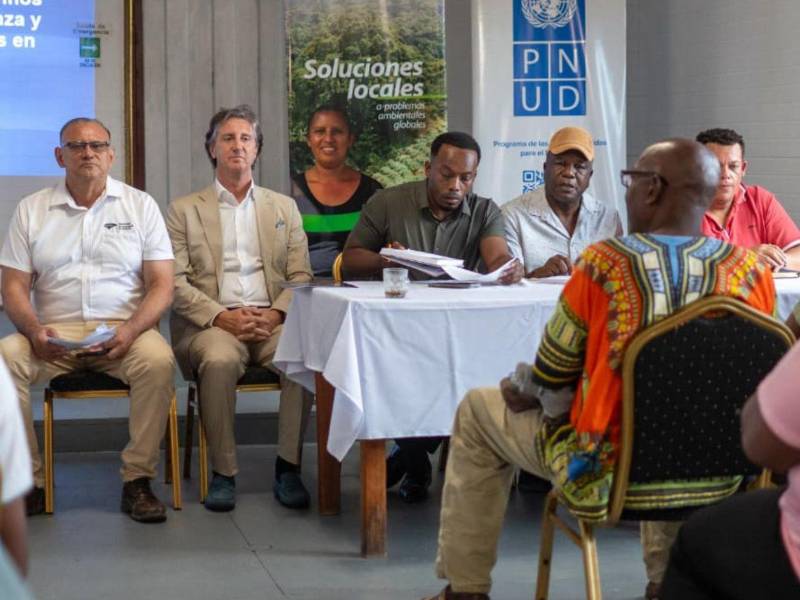 El representante residente de PNUD Honduras, Alessandro Fracassetti, durante la presentación del proyecto, a la que asistieron alcaldes y pobladores de municipios costeros.