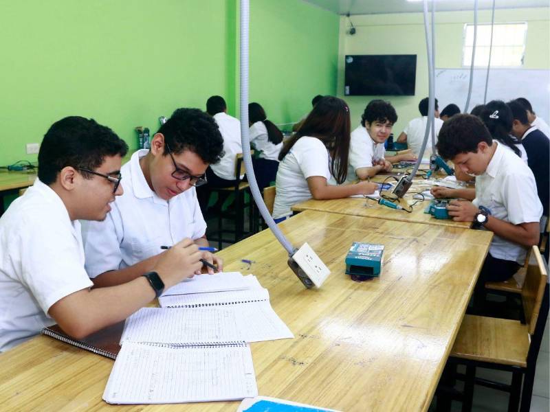 Estudiantes del CEB Lila Luz de Maradiaga reciben clase en el taller de electrónica.