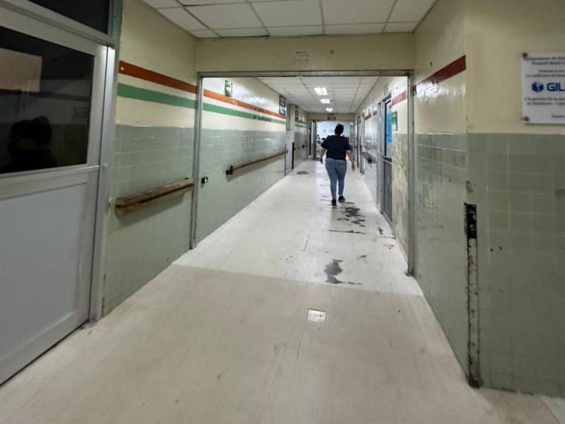 Así luce actualmente el pasillo que conduce a la emergencia del Catarino Rivas.