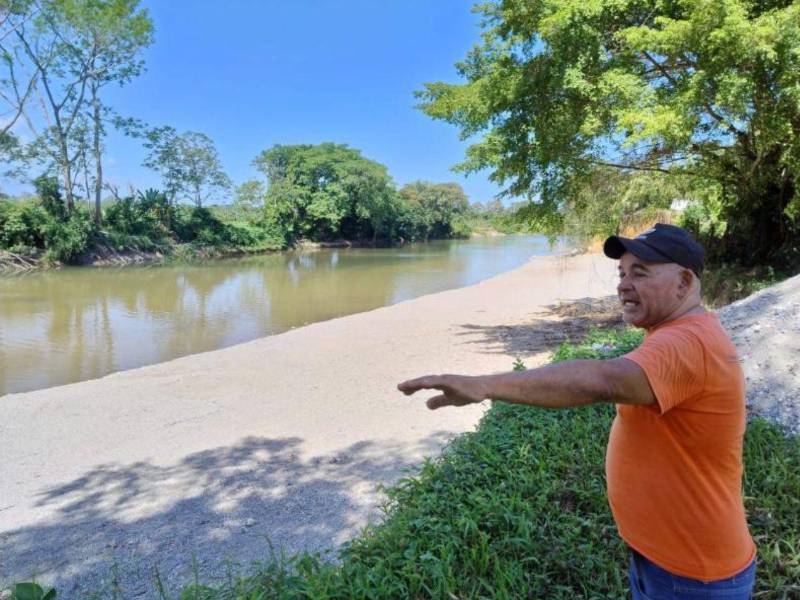 Habitantes de las riberas de los principales ríos en Atlántida y Colón denuncian estar indefensos ante las inundaciones por la falta de construcción y reparación de bordos de contención.