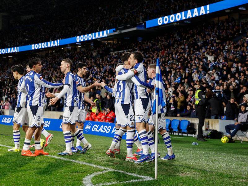 Jugadores de la Real Sociedad celebrando el gol ante el Barcelona.