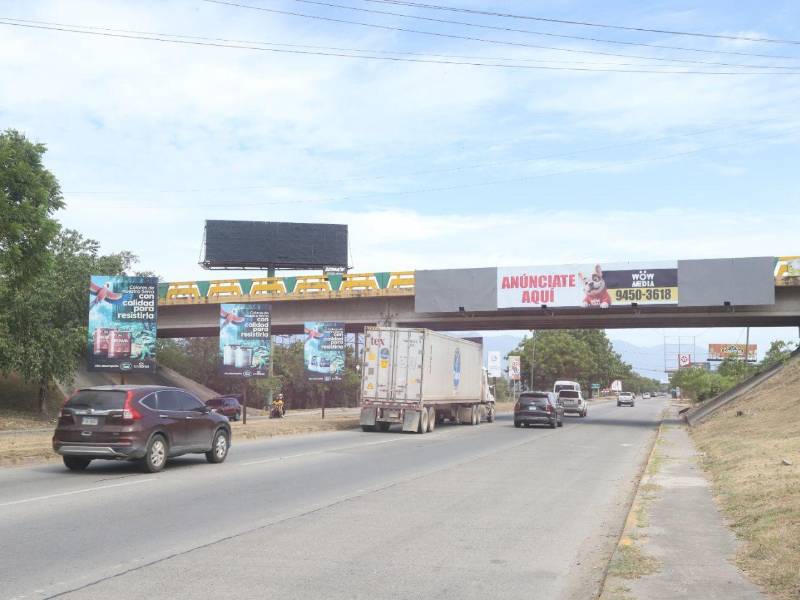 Puente que conduce al aeropuerto Ramón Villeda Morales.