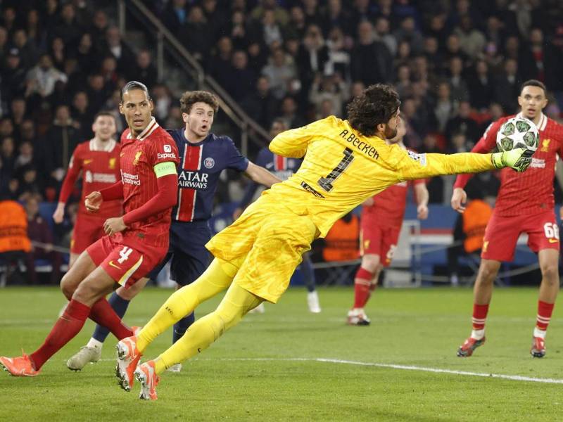 Alisson tuvo una gran actuación en el arco del Liverpool para evitar los goles del PSG.