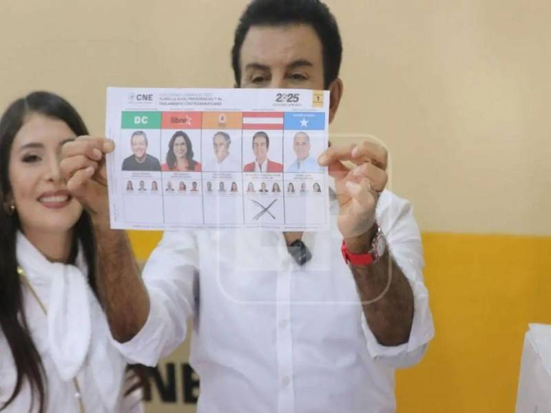 Salvador Nasralla, candidato presidencial del Partido Liberal mientras ejercía su voto.