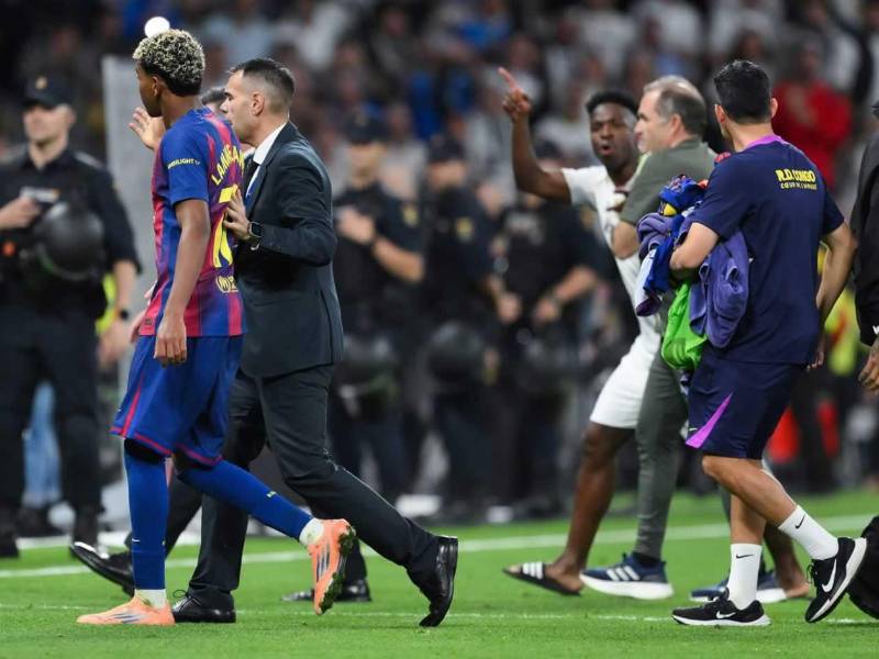 Vinicius buscó a Lamine Yamal tras el final del partido y el catalán lo retó a pelear.