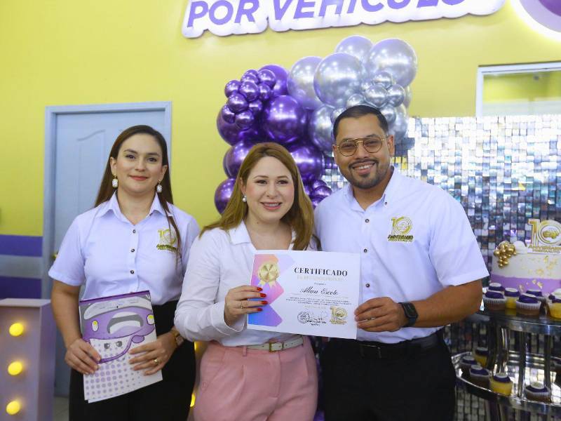 Michelle Valladares y Candy Alcántara entregaron los reconocimientos a los colaboradores con más antigüedad en la empresa.