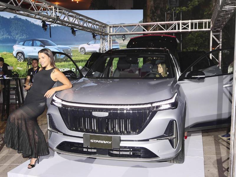 La propuesta de Geely Auto destaca por un diseño exterior moderno y sofisticado, con líneas que reflejan la evolución e innovación que caracterizan a la marca a nivel global.