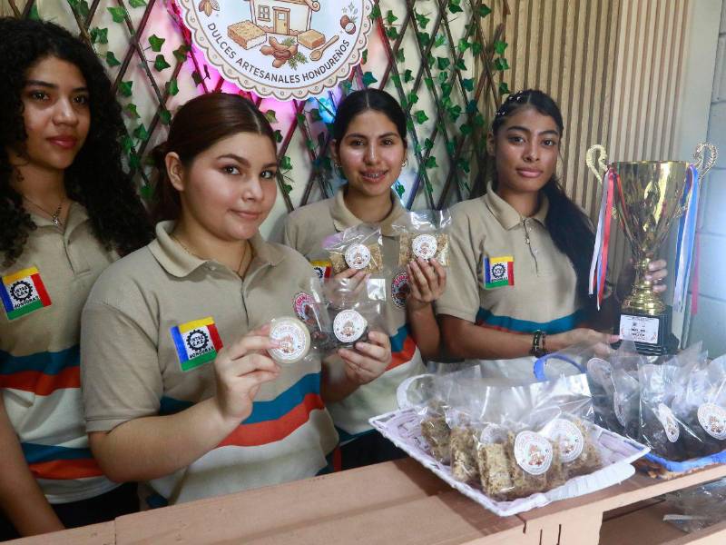 La Casa del Dulce se ha convertido en una de las microempresas con mayor demanda durante la feria. Su tableta de coco figura entre los productos favoritos, junto con una variedad de dulces cuyos precios oscilan entre 15 y 35 lempiras.