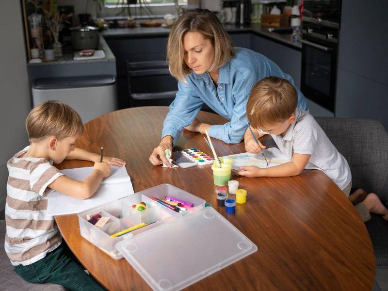 Aunque se haga con buena fe, sobreproteger a los hijos les infantiliza y frena su desarrollo en aspectos como la gestión de emociones desagradables, la creatividad o la resolución de problemas”, sostiene el psicólogo Enric Soler, para quien el aprendizaje por ensayo y error es imprescindible”.