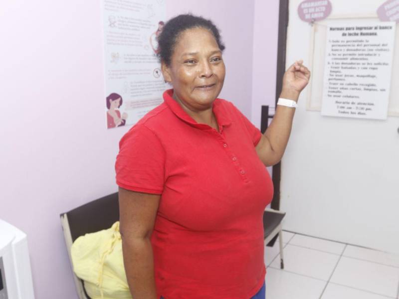 Ana Cristina Burgos, madre de los trillizos, acude al banco de leche para la extracción de leche materna destinada a la alimentación de sus hijos.