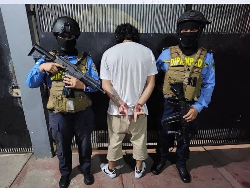 Se decomisó munición de uso prohibido, chaleco antibalas y droga lista para su distribución