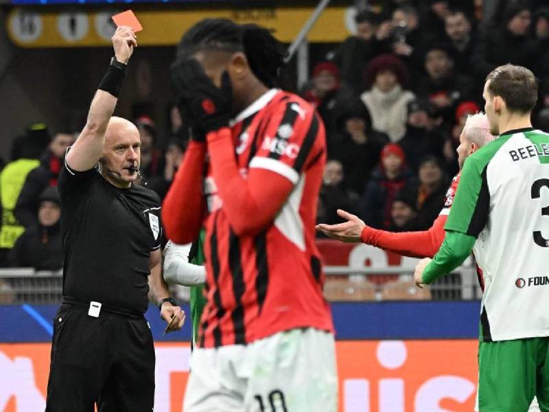 Theo Hernández fue expulsado en el segundo tiempo del partido.
